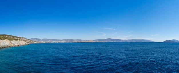 遠いトルコの海と山々の景色を望むパノラマ風景写真。