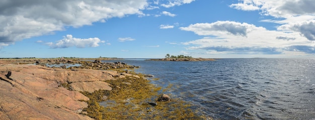 Панорамный пейзаж побережья Белого моря