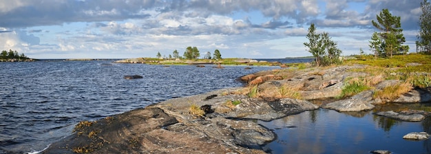 Панорамный пейзаж побережья Белого моря