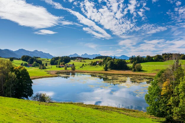 Foto paesaggio panoramico con lago e montagne