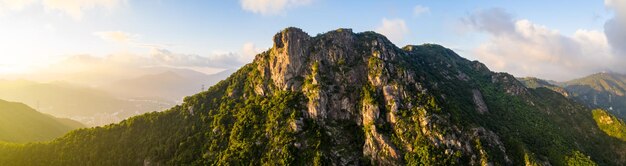 夕日の下でライオン ロック山のパノラマ