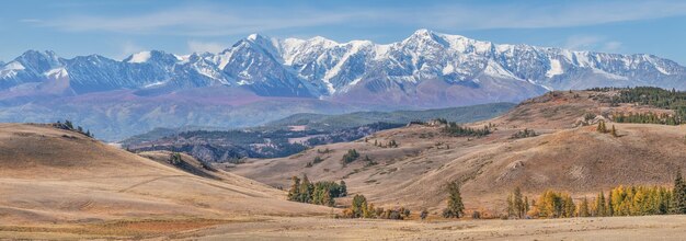 Панорамный горный пейзаж осенний день Алтай