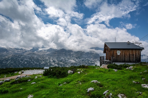 Foto paesaggio panoramico di montagna con alte vette alpine con una stazione medica dachstein austria