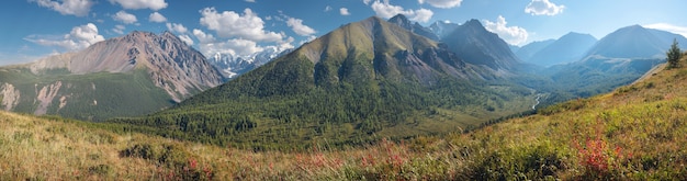 Фото Панорамный горный пейзаж с двумя ущельями