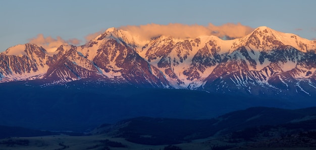 Foto catena montuosa panoramica all'alba