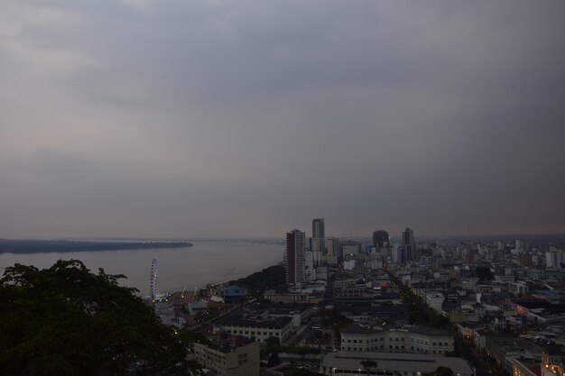 Cerro Santa Ana에서 본 과야킬의 파노라마 야경