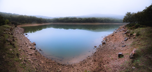 사진 안개 가 있는 호수 의 파노라마