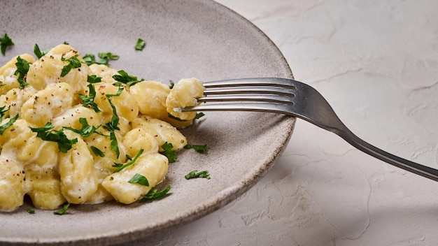 Foto gnocchi mediterranei a orientamento panoramico preparati con pasta di patate e farina con salsa di panna