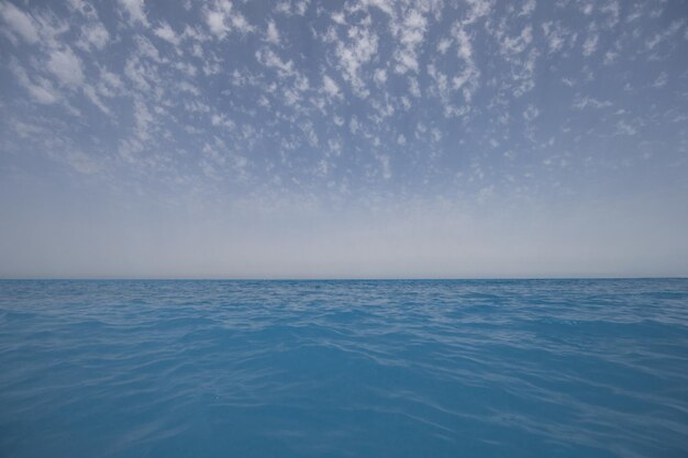 ビーチの砂の青い海と青い空のパノラマ写真