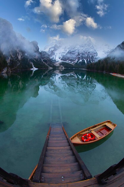 돌로미트 산맥 에 있는 라고 디 브라이에스 프라그세르 와일드시 (Lago di Braies Pragser Wildsee) 의 파노라마 사진