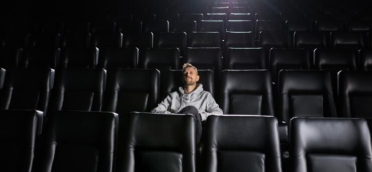 プレミア上映のために一人で映画館に来た男性のパノラマ写真
