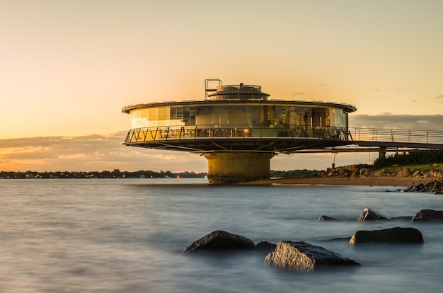 Панорамный ресторан на набережной Гуабы в силуэте на закате