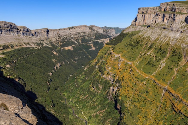 Photo panoramic senda de los cazadores in ordesa monte perdido national park in huesca
