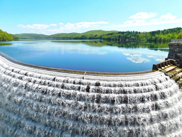 Photo panoramic shot of dam on lake against sky