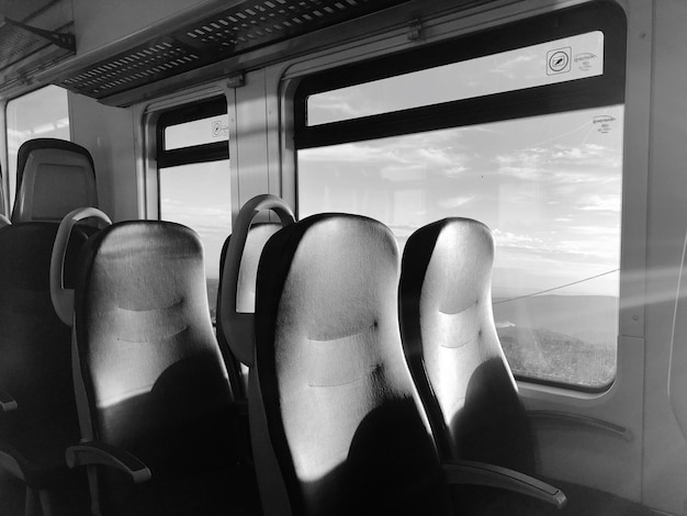 Foto scatto panoramico della finestra vuota del treno