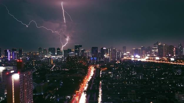 夜空を背景に照らされた街のパノラマ写真
