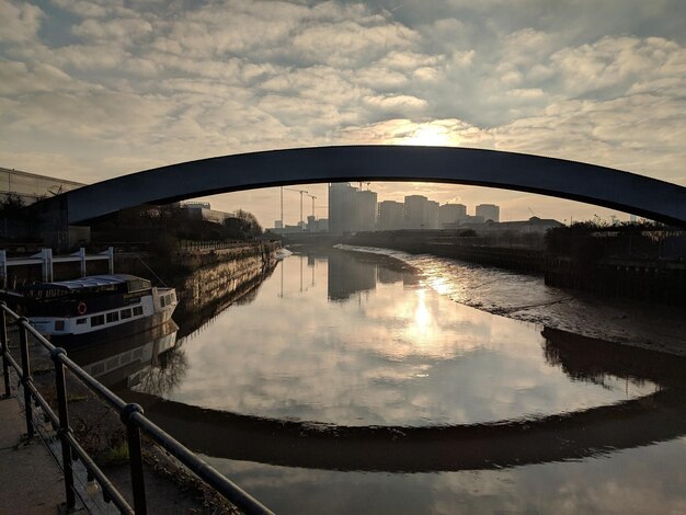 Фото Панорамный снимок моста через реку на фоне неба