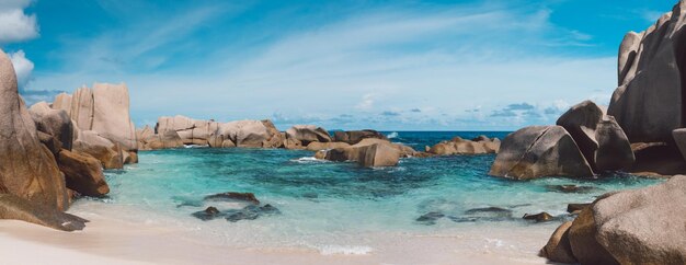 Foto scatto panoramico di rocce sulla spiaggia contro il cielo