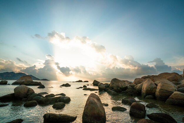 Foto scatto panoramico di rocce sulla spiaggia contro il cielo