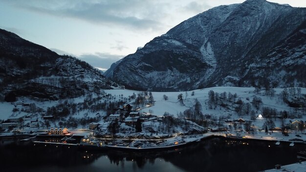 空を背景に雪に覆われた山のパノラマ写真