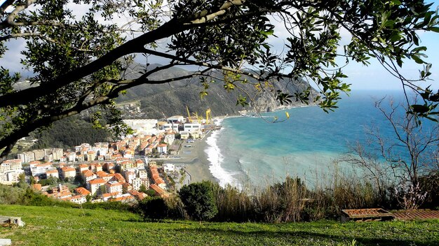 Foto scatto panoramico del paesaggio cittadino dal mare contro il cielo