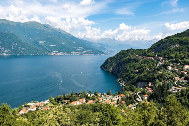 Foto scatto panoramico del paesaggio cittadino dal mare contro il cielo