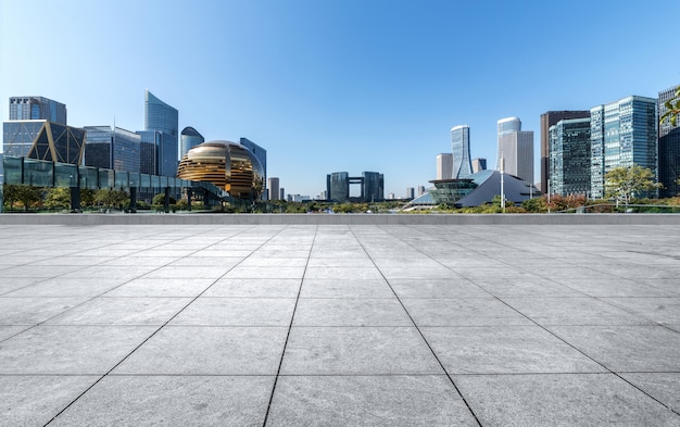 Фото Панорамный горизонт и здания с пустым бетонным квадратным полом в китае