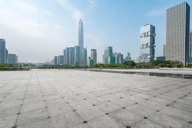 파노라마 스카이 라인 및 심천, 중국에서 빈 콘크리트 광장 바닥 건물