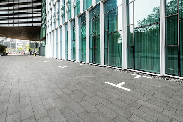 パノラマスカイラインとシンセン、中国の空のコンクリートの正方形の床の建物