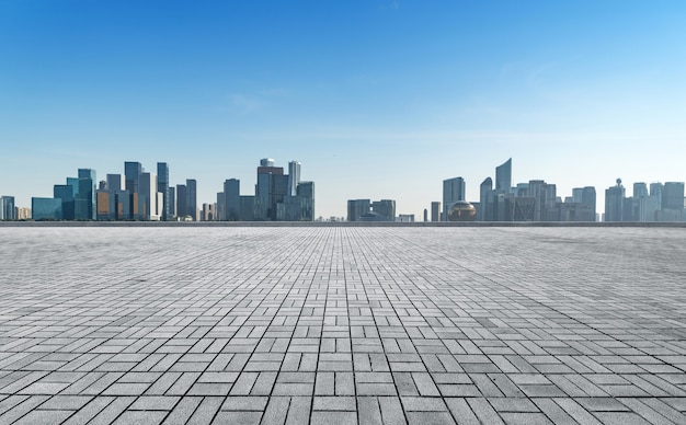 Orizzonte panoramico ed edifici con pavimento quadrato in cemento vuoto