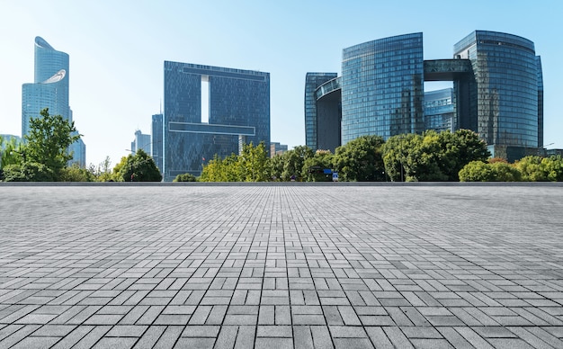 Orizzonte panoramico ed edifici con pavimento quadrato in cemento vuoto