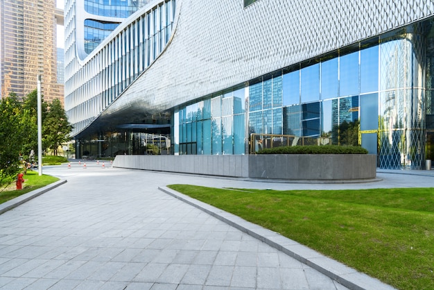 Foto orizzonte panoramico ed edifici con pavimento quadrato in cemento vuoto