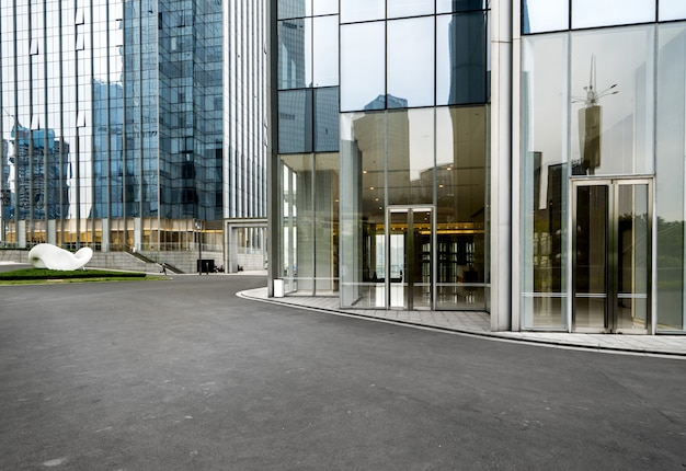 Foto orizzonte panoramico ed edifici con pavimento quadrato in cemento vuoto