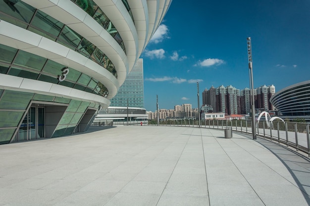 パノラマのスカイラインと空のコンクリートの正方形の床を持つ建物Qianjiang New Townhangzhouchina