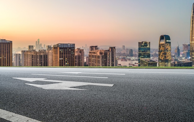 Orizzonte panoramico e strada asfaltata vuota con edifici moderni