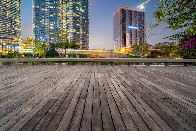 탁 트인 스카이라인과 현대적인 건물이 있는 빈 정사각형 바닥 타일
