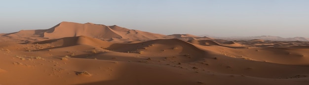 砂漠のパノラマの日の出