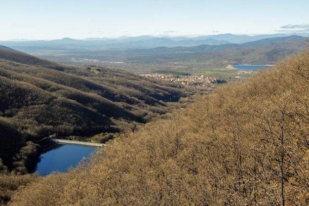 Панорама города Эрвас в Касересе, Эстремадура. Дома, церковь и еврейский квартал.