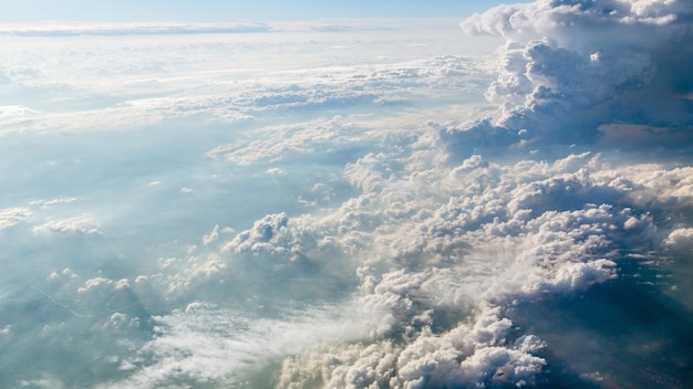 Фото Панорамный вид над облаками, где проходит их тренировка, прохождение солнечных лучей
