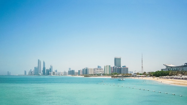 Vista panoramica sullo skyline di abu dhabi. emirati arabi uniti.