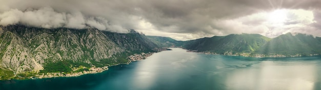 Панорамный вид на удивительный Которский залив и огромные горы в Черногории