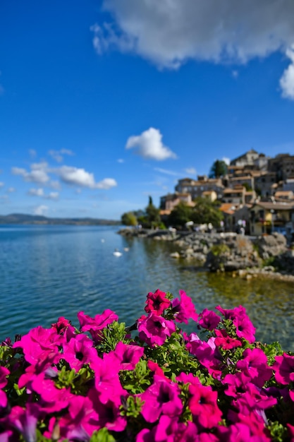 로마 지방 의 호수 를 내려다보는 중세 도시 인 앙기일라 사바지아 의 전망