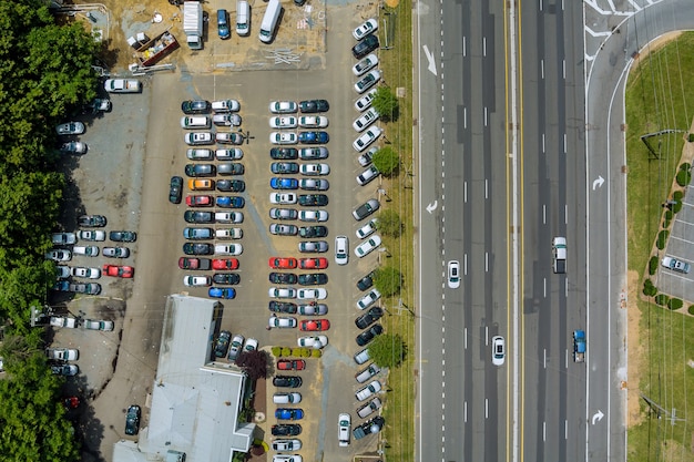Панорамный вид на асфальтированную дорогу во многих машинах через небольшой американский городок.