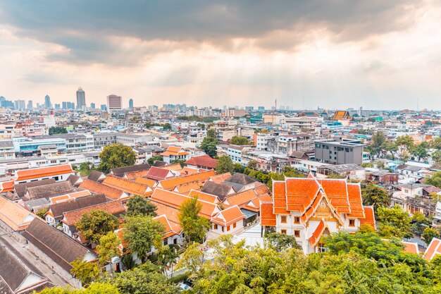 Foto vista panoramica di bangkok, in thailandia, con un tempio in primo piano