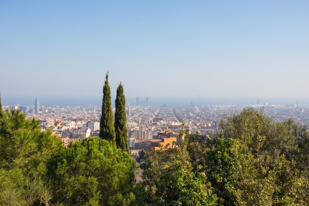 Панорамный вид на Барселону из парка Гуэль в зимний день в Испании