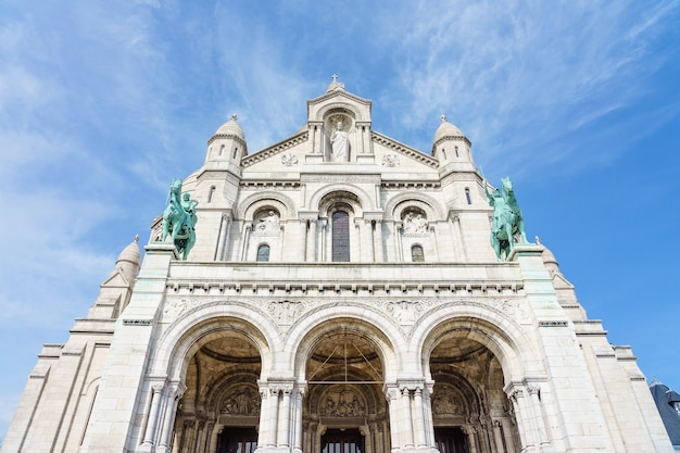 Vista panoramica della basilica del sacro cuore di parigi con cielo nuvoloso blu sullo sfondo