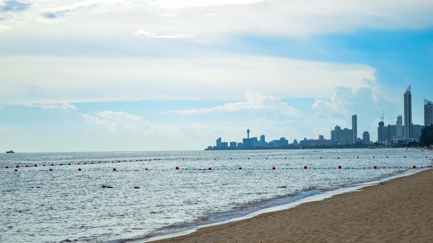 Photo panoramic view of beach against cloudy sky