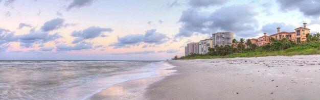 Foto vista panoramica della spiaggia e degli edifici contro il cielo