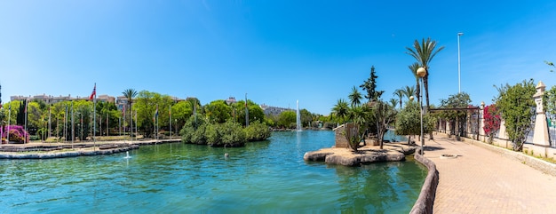 Панорамный вид на красивое озеро в центре города в Parque de las Naciones в городе Торревьеха