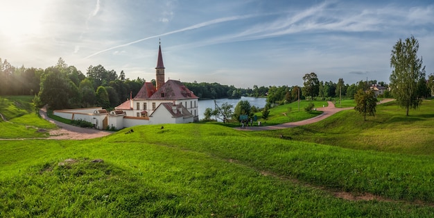 晴れた夏の日に古い白い城と美しい自然の風景のパノラマビュー。ガッチナ。ロシア。